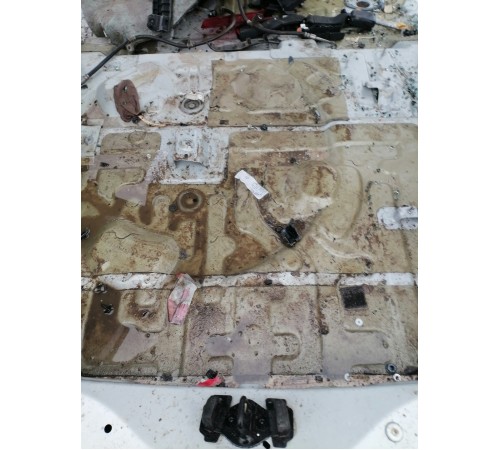 Ниша багажника запасного колеса