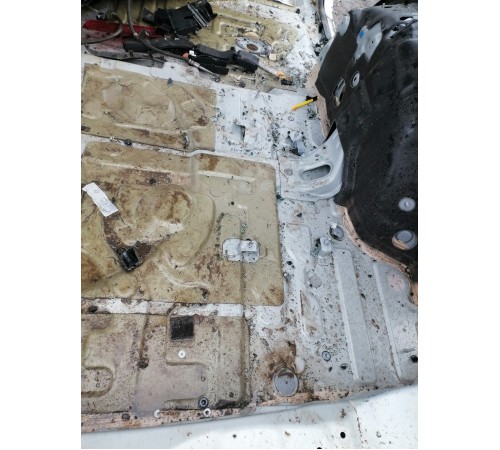 Ниша багажника запасного колеса