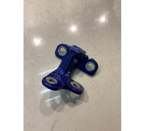 Петля двери (задняя, правая, верхняя)