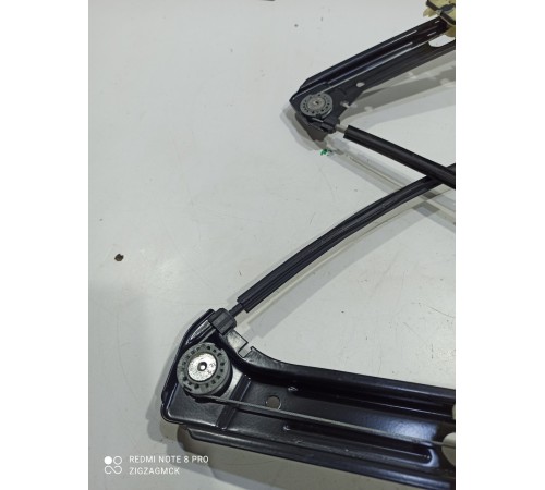Стеклоподъемник (передний правый)