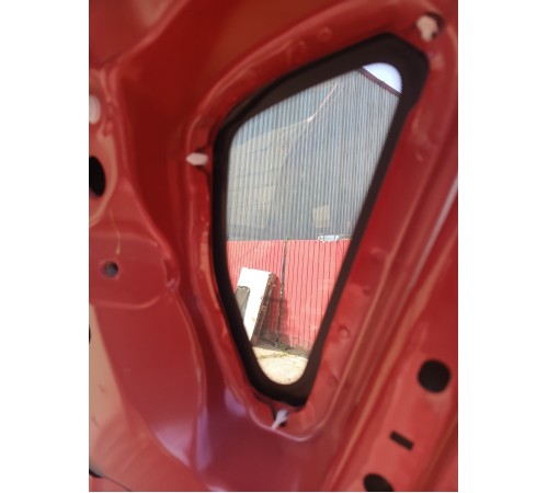 Глухое стекло заднее левое