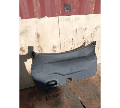 Обшивка крышки багажника