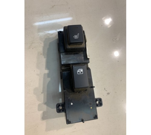 Кнопка стеклоподъемника (задняя, правая)