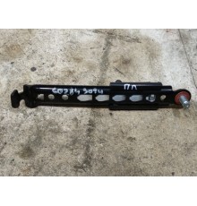 Передний левый кронштейн ремня безопасности