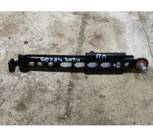 Передний левый кронштейн ремня безопасности