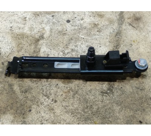 Передний левый кронштейн ремня безопасности