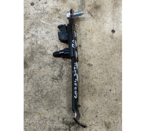 Передний левый кронштейн ремня безопасности