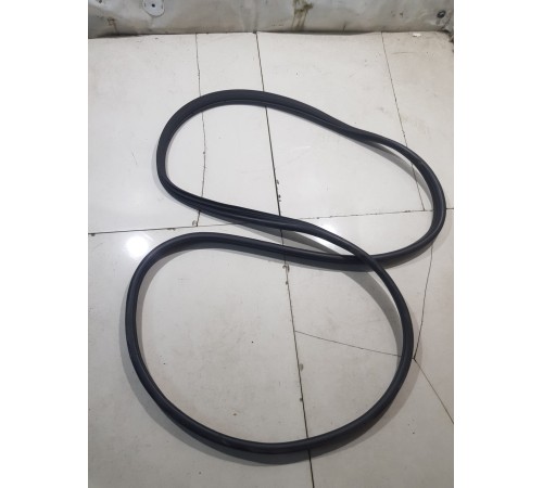 Уплотнитель двери задний левый