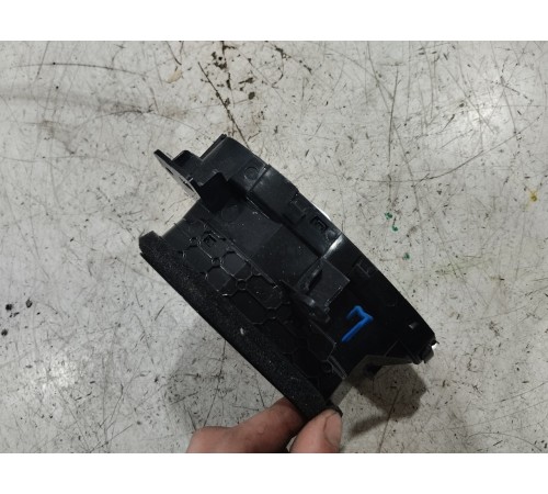 Дефлектор воздушный левый