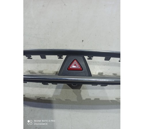 Накладка торпедо с корпусом кнопки аварийной сигнализации