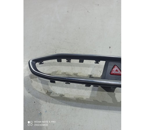 Накладка торпедо с корпусом кнопки аварийной сигнализации