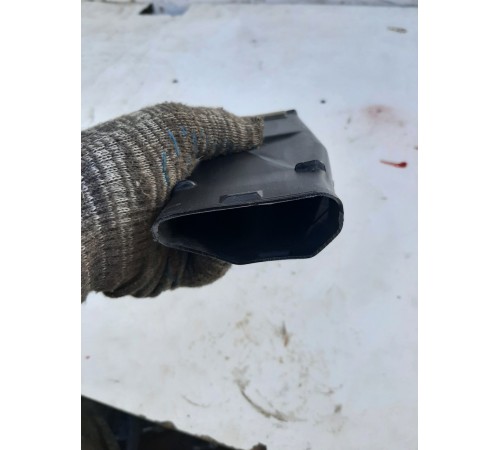 Воздуховод отопителя (печки) передний левый