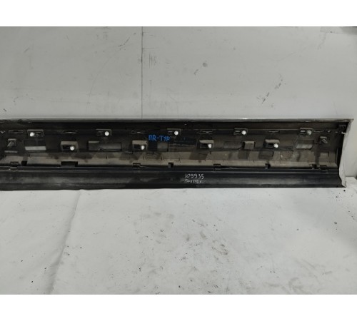 Накладка двери (передняя правая)