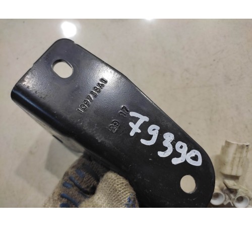 Кронштейн амортизатора багажника (правый)