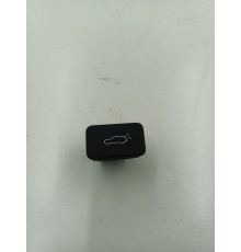 Кнопка закрывания багажника