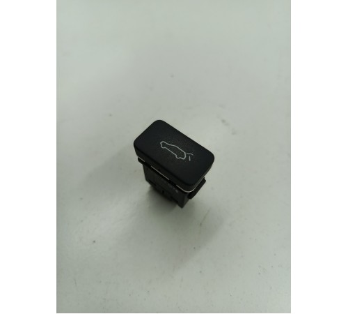 Кнопка закрывания багажника