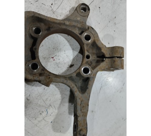 Кулак поворотный передний левый