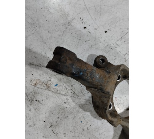 Кулак поворотный передний левый