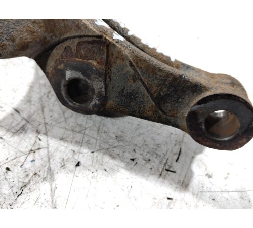 Кулак поворотный передний левый