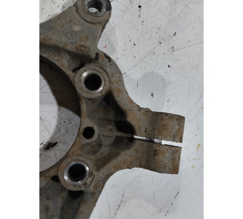 Кулак поворотный передний левый