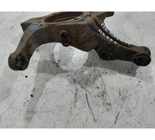 Кулак поворотный передний левый