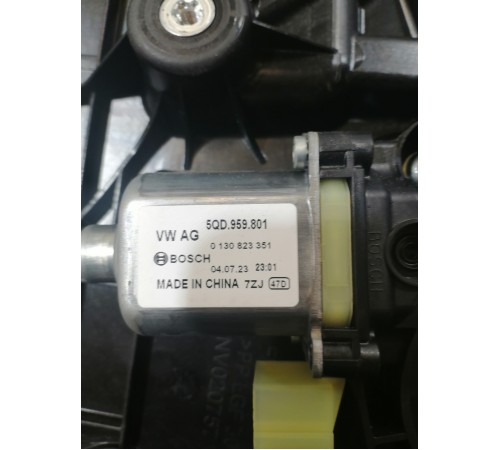 Стеклоподьемник задний правый с моторчиком