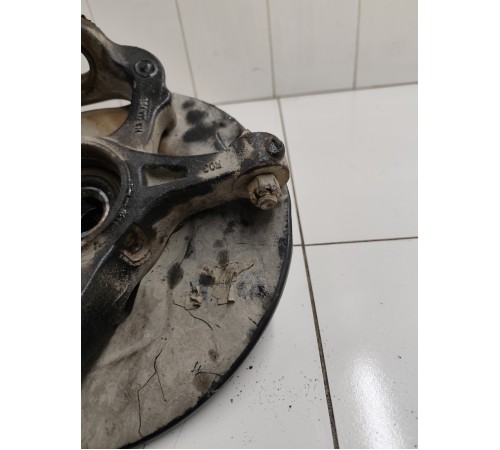 Кулак поворотный передний правый