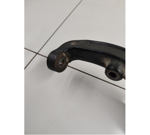 Кулак поворотный передний правый