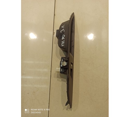 Кнопка стеклоподъемника (задняя, правая)