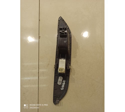 Кнопка стеклоподъемника (задняя, правая)