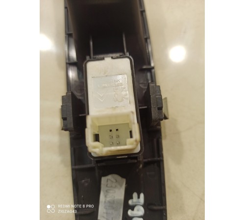 Кнопка стеклоподъемника (задняя, правая)