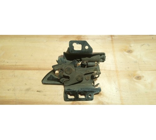 Замок капота