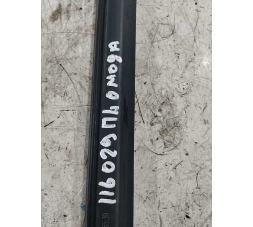 Уплотнитель стекла передний левый