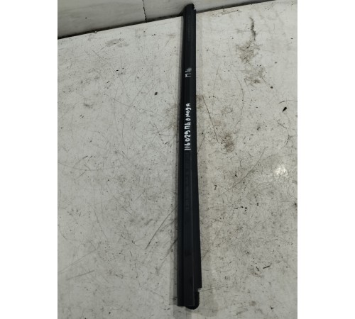 Уплотнитель стекла передний левый