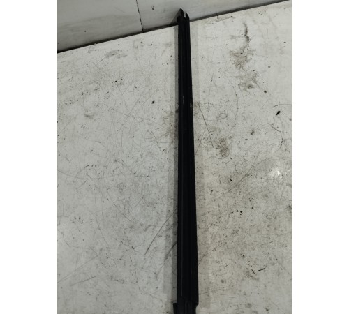 Уплотнитель стекла передний левый