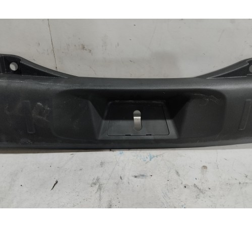 Накладка замка крышки багажника