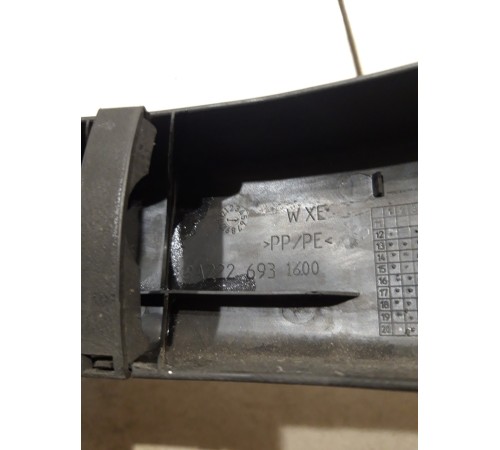 Накладка петли крышки багажника правая