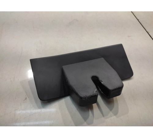 Накладка замка двери багажника