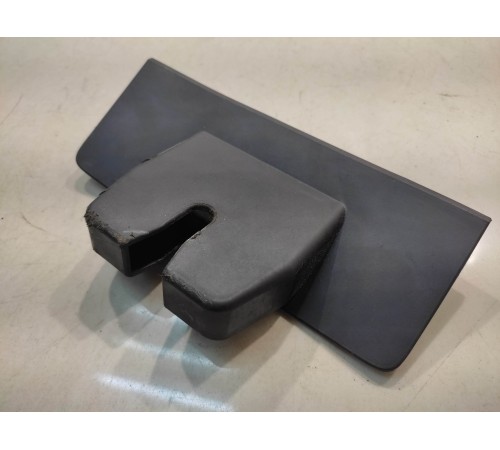 Накладка замка двери багажника