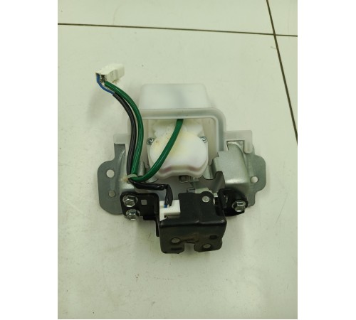 Замок крышки багажника