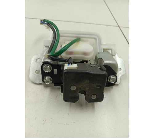 Замок крышки багажника