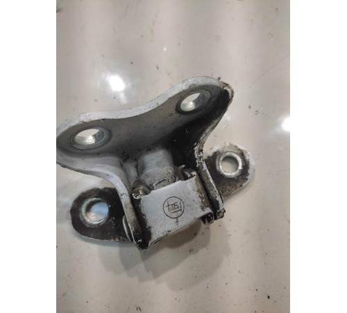 Петля двери (передняя, правая, нижняя)