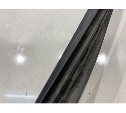 Уплотнитель двери (задний, правый)