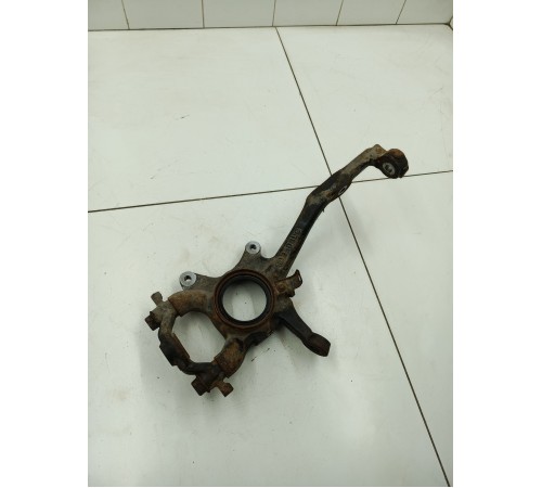 Кулак поворотный передний левый