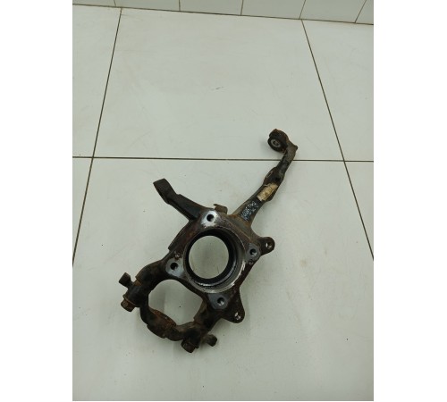 Кулак поворотный передний левый