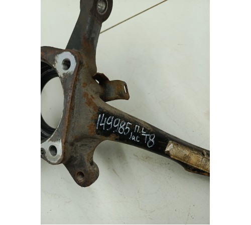 Кулак поворотный передний левый