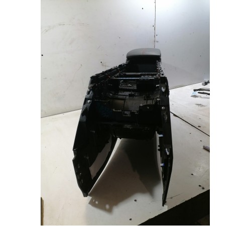 Центральная консоль с подлокотником