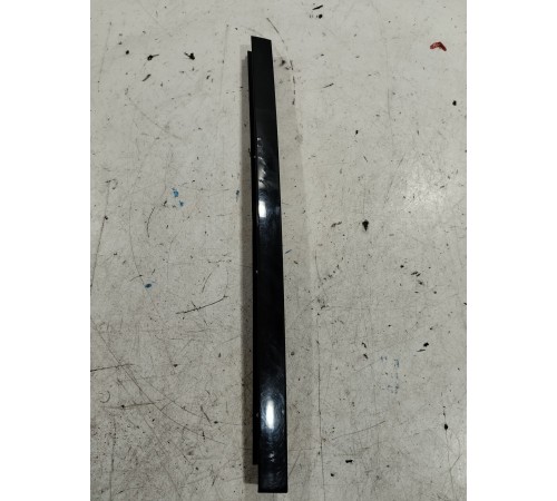 Направляющая стекла двери задняя левая