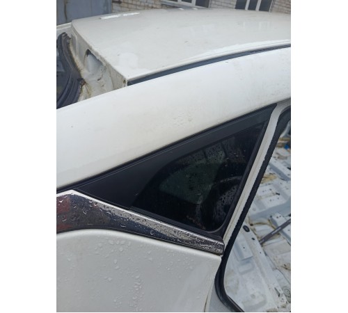 Стекло заднее глухое правое