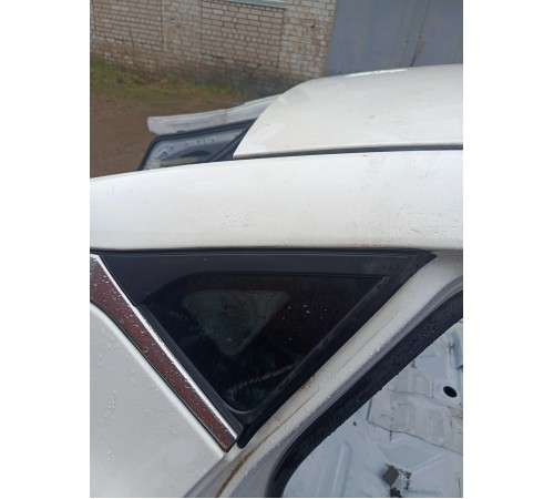 Стекло заднее глухое правое